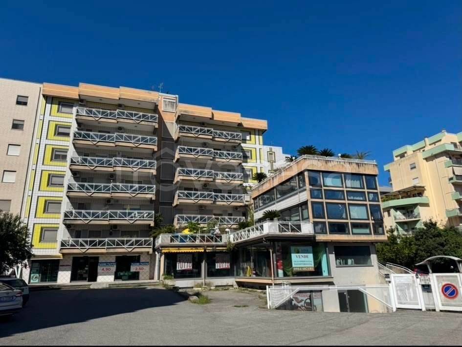 negozio in vendita a Cosenza in zona Panebianco