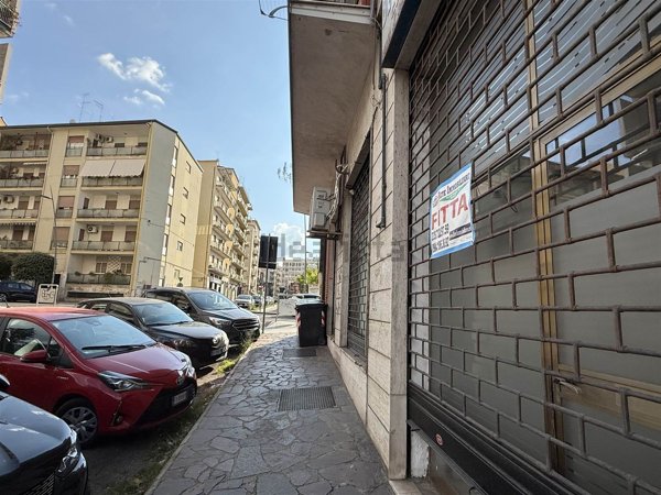 locale commerciale in vendita a Cosenza in zona De Rada
