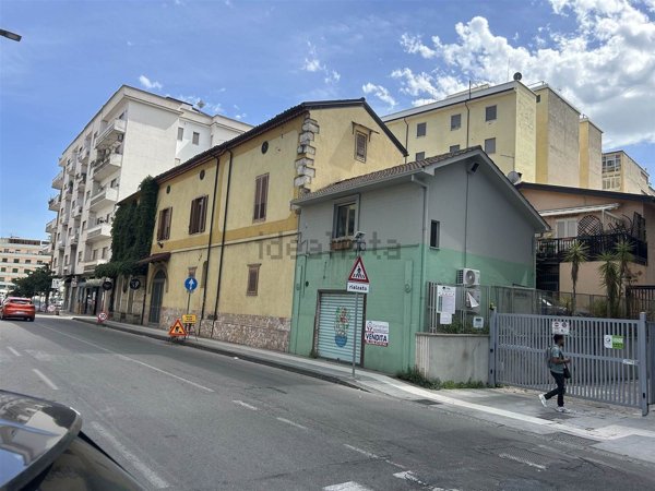 locale commerciale in vendita a Cosenza in zona De Rada