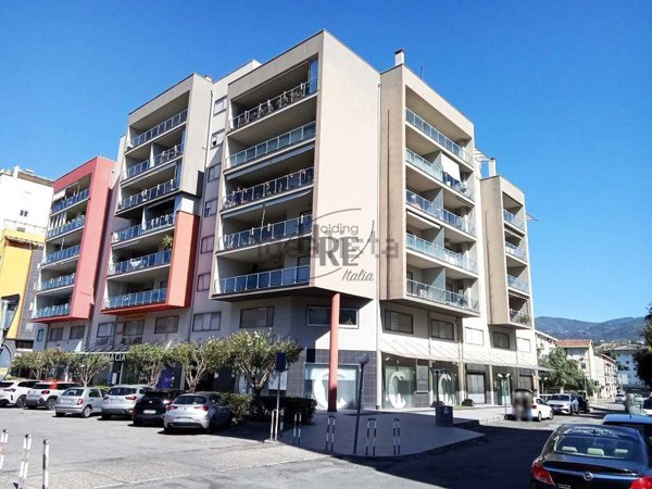 locale commerciale in vendita a Cosenza in zona Via Popilia