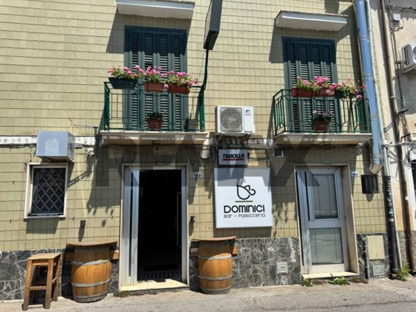 negozio in vendita a Cosenza in zona Donnici