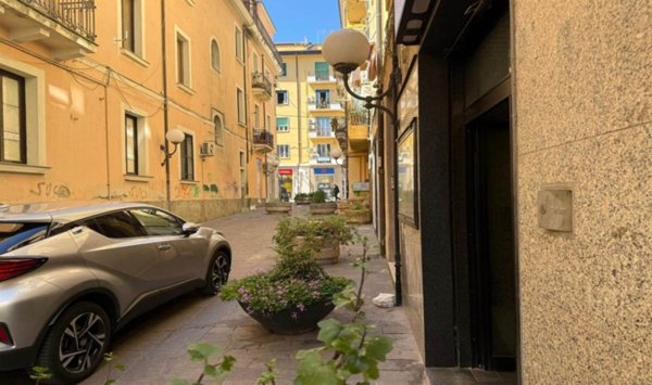 locale commerciale in vendita a Cosenza in zona Cosenza Vecchia