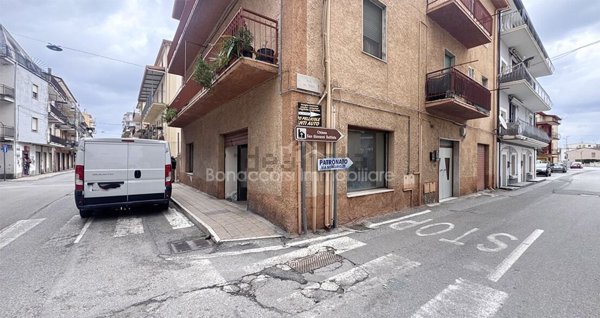 locale commerciale in vendita a Crosia in zona Mirto