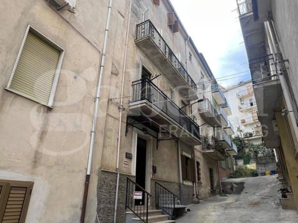 intera palazzina in vendita a Crosia in zona Mirto