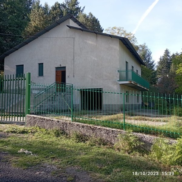 casa indipendente in vendita a Domanico