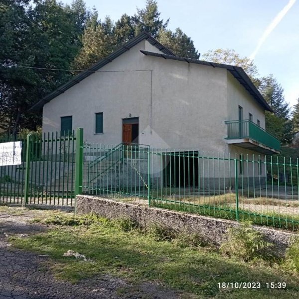 casa indipendente in vendita a Domanico