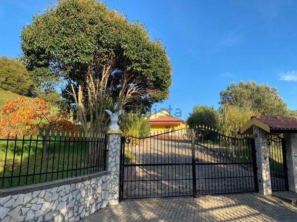casa indipendente in vendita a Fagnano Castello