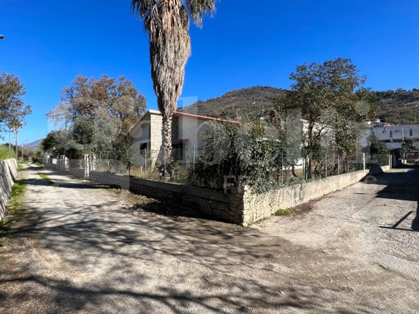 casa indipendente in vendita a Falconara Albanese