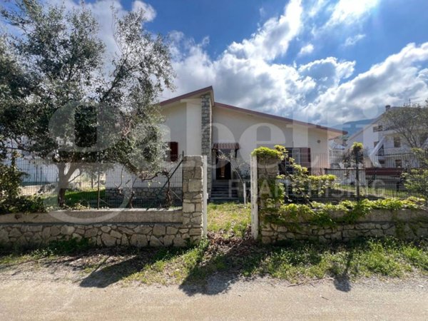 casa indipendente in vendita a Falconara Albanese