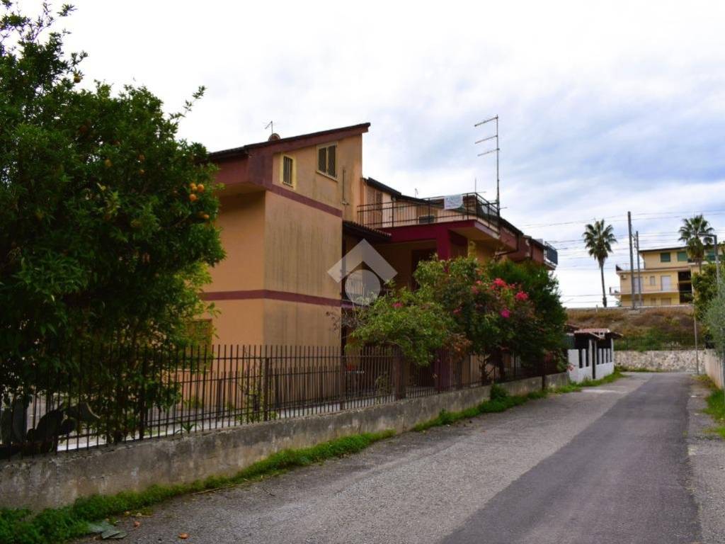 appartamento in vendita a Falconara Albanese