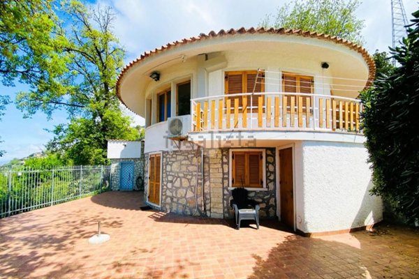 casa indipendente in vendita a Falconara Albanese