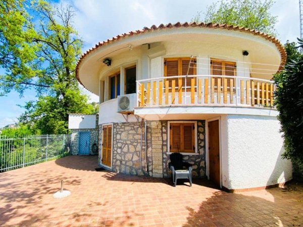 casa indipendente in vendita a Falconara Albanese