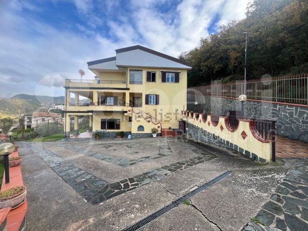 casa indipendente in vendita a Fiumefreddo Bruzio