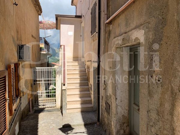 casa indipendente in vendita a Fiumefreddo Bruzio in zona Stazione