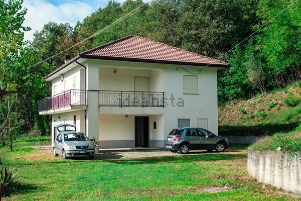 casa indipendente in vendita a Lago