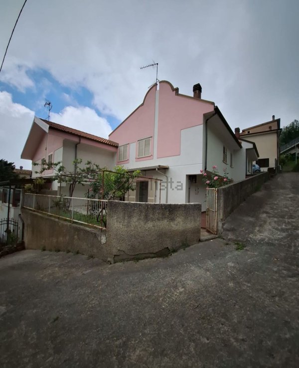 pentavano in vendita a Lago