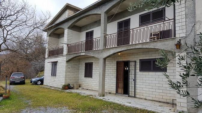 casa indipendente in vendita a Longobardi