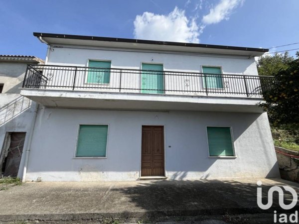 casa indipendente in vendita a Longobardi