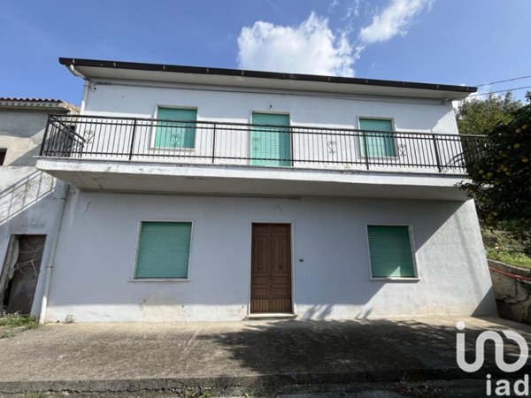 casa indipendente in vendita a Longobardi