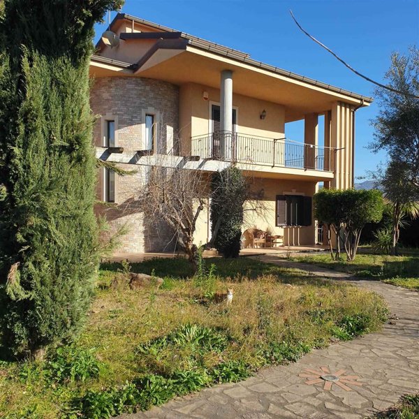 casa indipendente in vendita a Luzzi