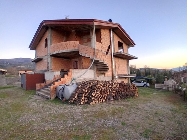 casa indipendente in vendita a Luzzi