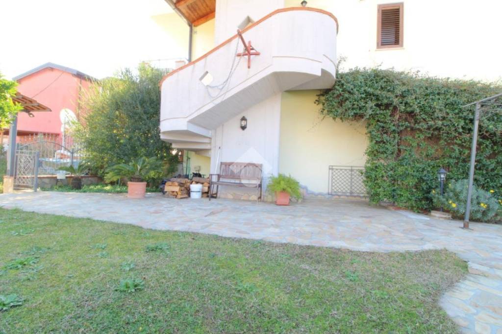 casa indipendente in vendita a Luzzi