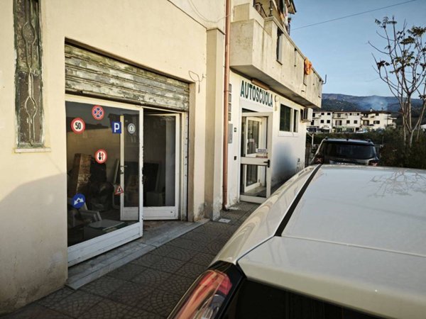 negozio in vendita a Luzzi in zona Cavoni