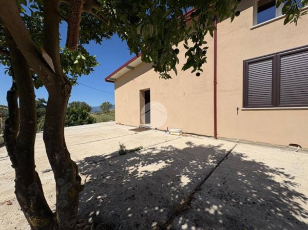 casa indipendente in vendita a Luzzi
