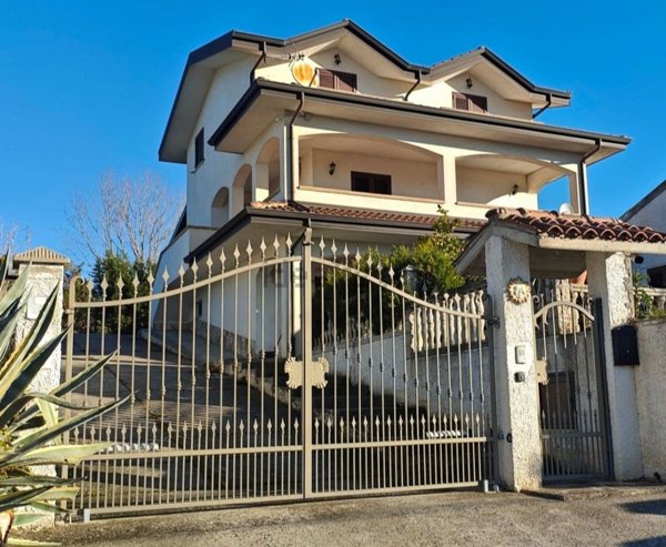 casa indipendente in vendita a Luzzi