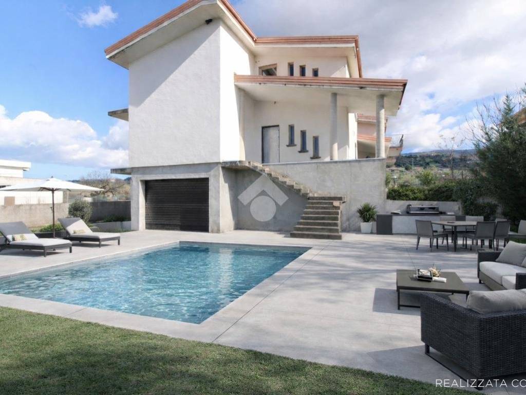 casa indipendente in vendita a Luzzi