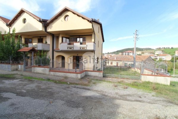 casa indipendente in vendita a Luzzi