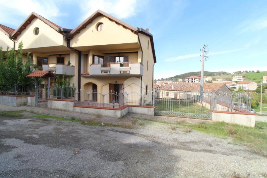 casa indipendente in vendita a Luzzi