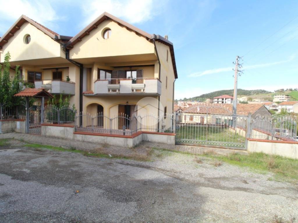 casa indipendente in vendita a Luzzi in zona Cavoni