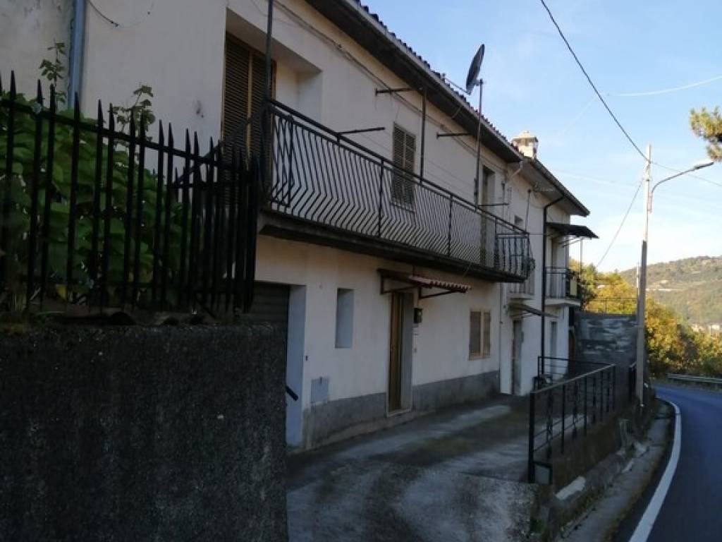 casa indipendente in vendita a Mangone