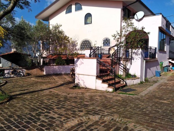 casa indipendente in vendita a Mendicino in zona Tivolille