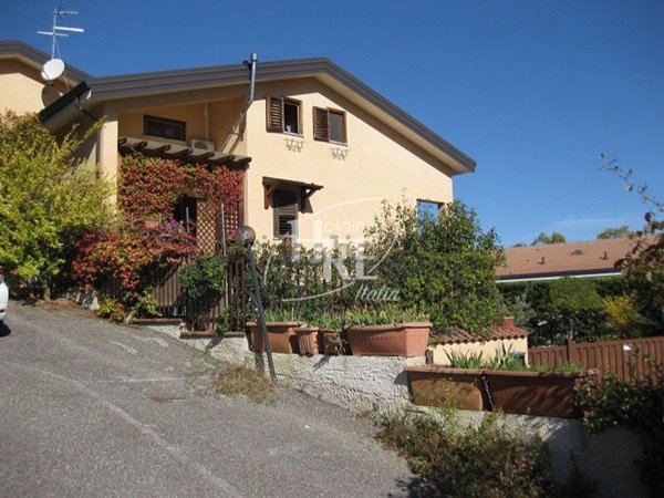 casa indipendente in vendita a Mendicino