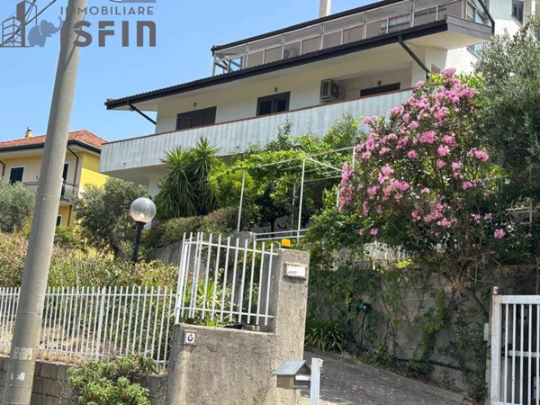 casa indipendente in vendita a Mendicino in zona Pasquali