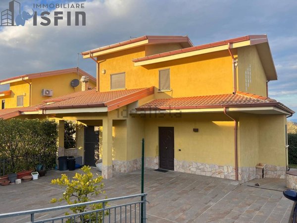 casa indipendente in vendita a Mendicino in zona Pasquali