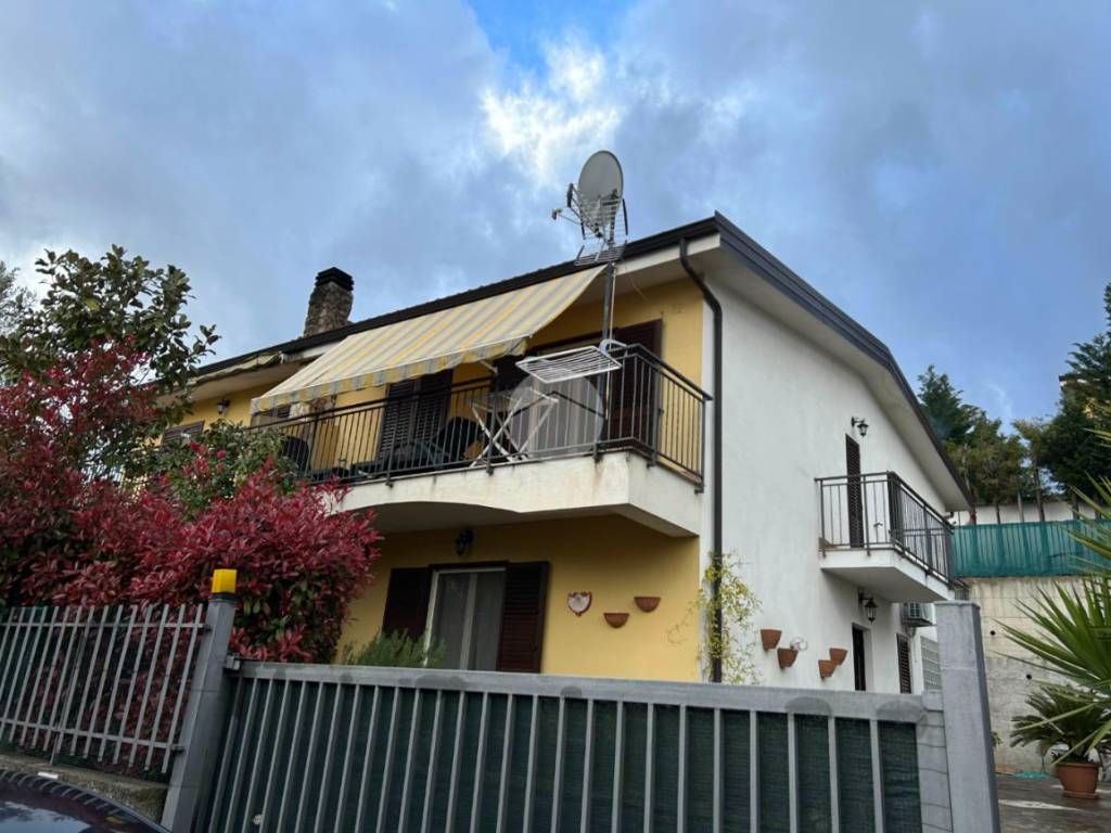 casa indipendente in vendita a Mendicino in zona Cappelli