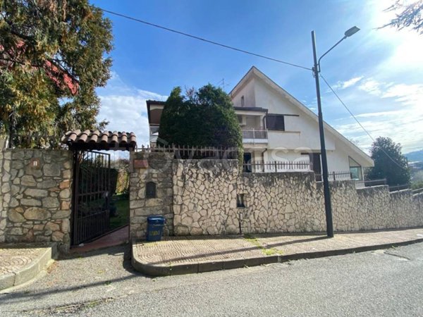 casa indipendente in vendita a Mendicino in zona Rosario