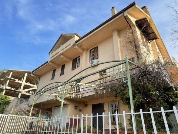 casa indipendente in vendita a Mendicino