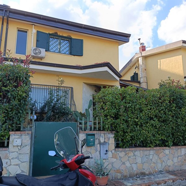 casa indipendente in vendita a Mendicino in zona Tivolille