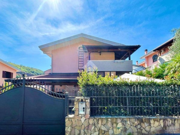 casa indipendente in vendita a Mendicino in zona Pasquali