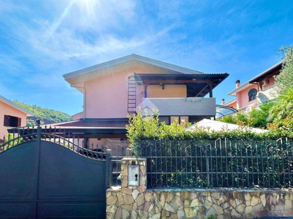 casa indipendente in vendita a Mendicino in zona Pasquali