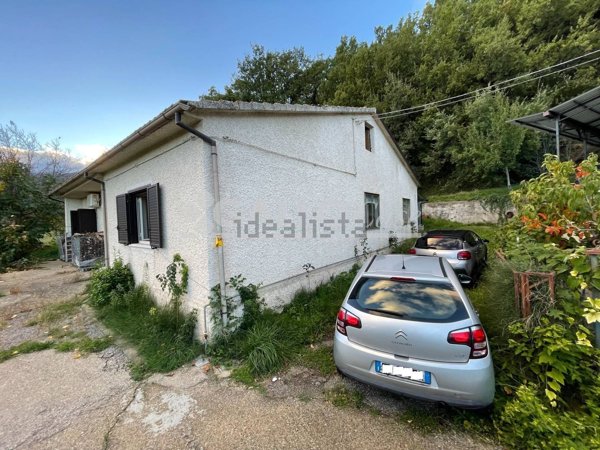 casa indipendente in vendita a Mendicino