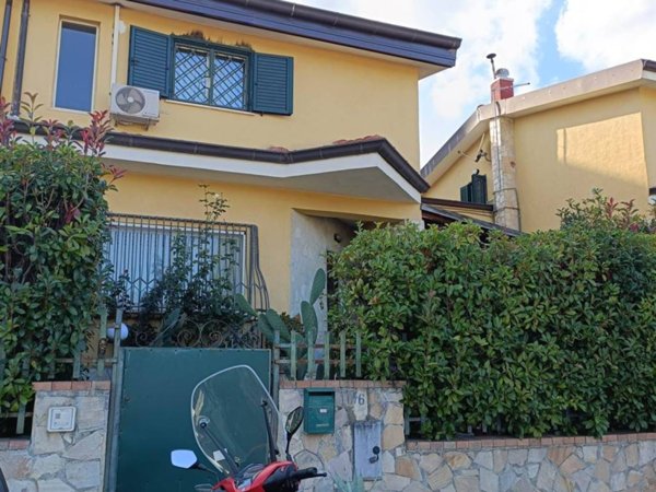 casa indipendente in vendita a Mendicino in zona Tivolille