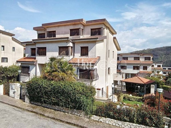 casa indipendente in vendita a Mendicino