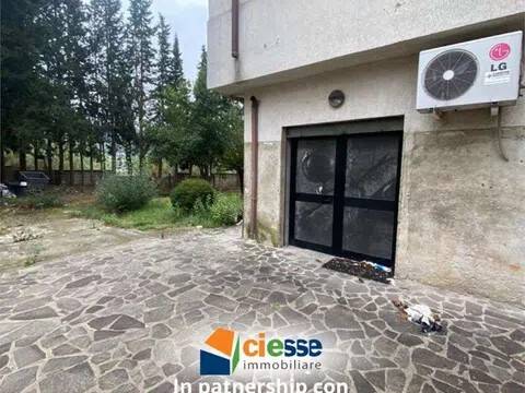 negozio in vendita a Mendicino in zona Tivolille
