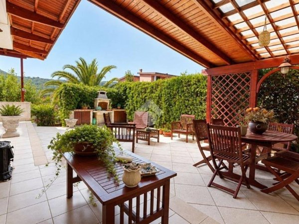 casa indipendente in vendita a Mendicino in zona Tivolille
