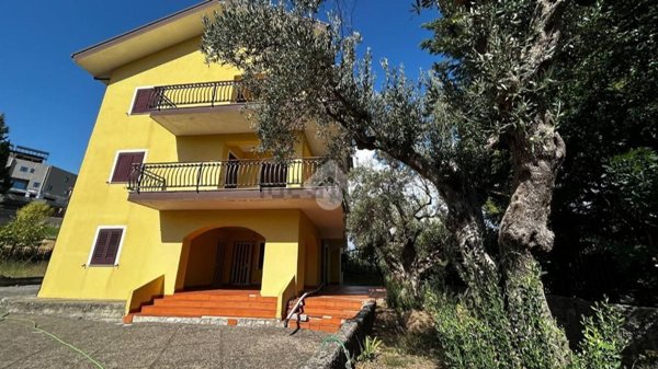 casa indipendente in vendita a Mendicino in zona Tivolille